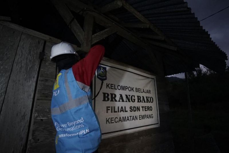 PLN investasikan Rp10,5 miliar listriki empat dusun di Pulau Sumbawa PLN investasikan Rp10,5 miliar listriki empat dusun di Pulau Sumbawa