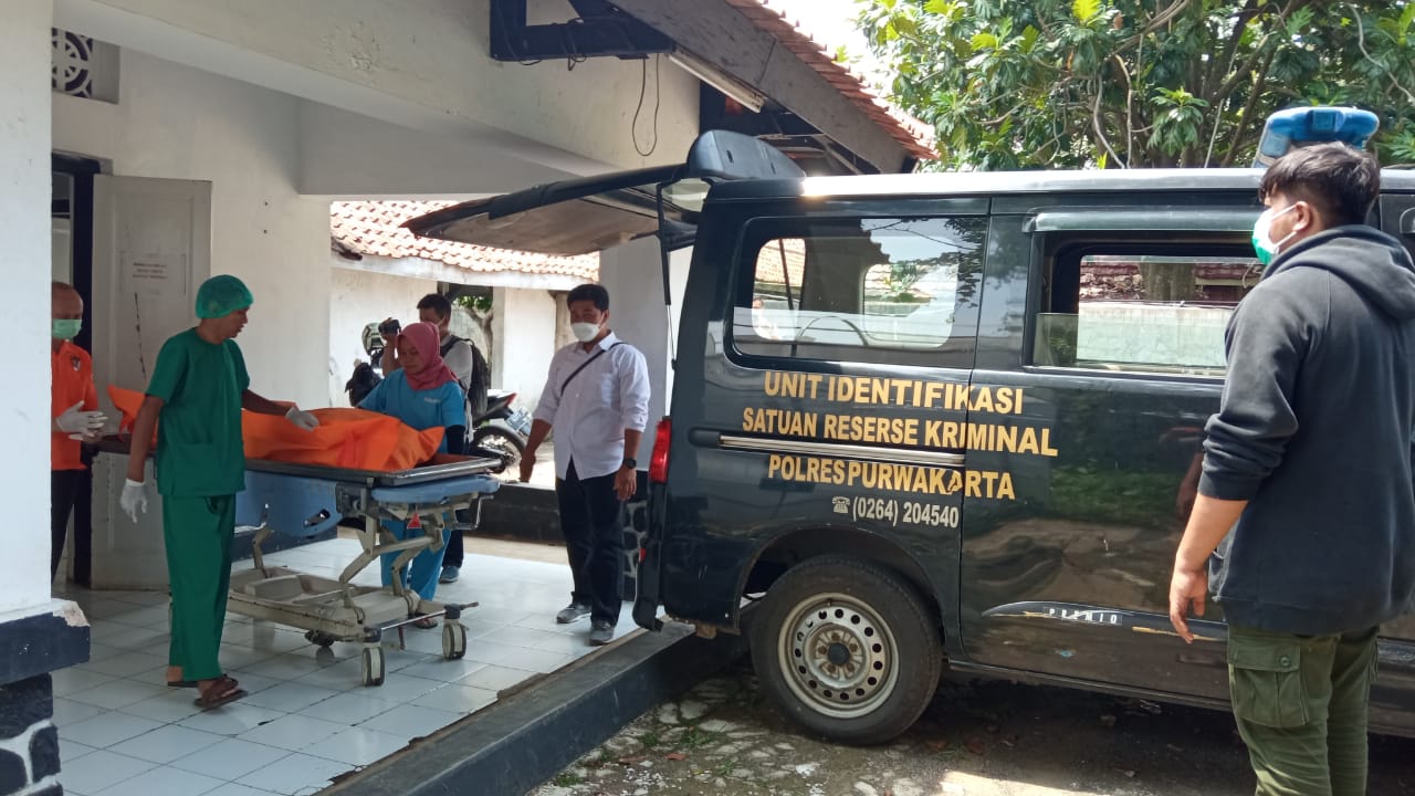 Jenazah ditemukan di dasar jurang diduga korban pembunuhan akan diautopsi Jenazah ditemukan di dasar jurang diduga korban pembunuhan akan diautopsi