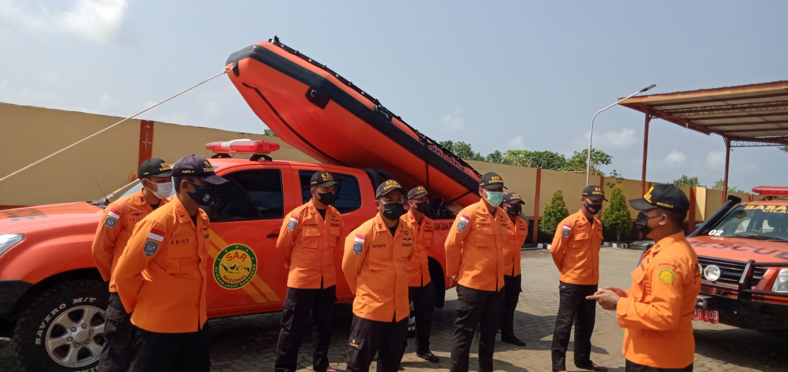 Tim Basarnas diterjunkan cari penjaring ikan tenggelam di Pantai Sumberjati Tim Basarnas diterjunkan cari penjaring ikan tenggelam di Pantai Sumberjati