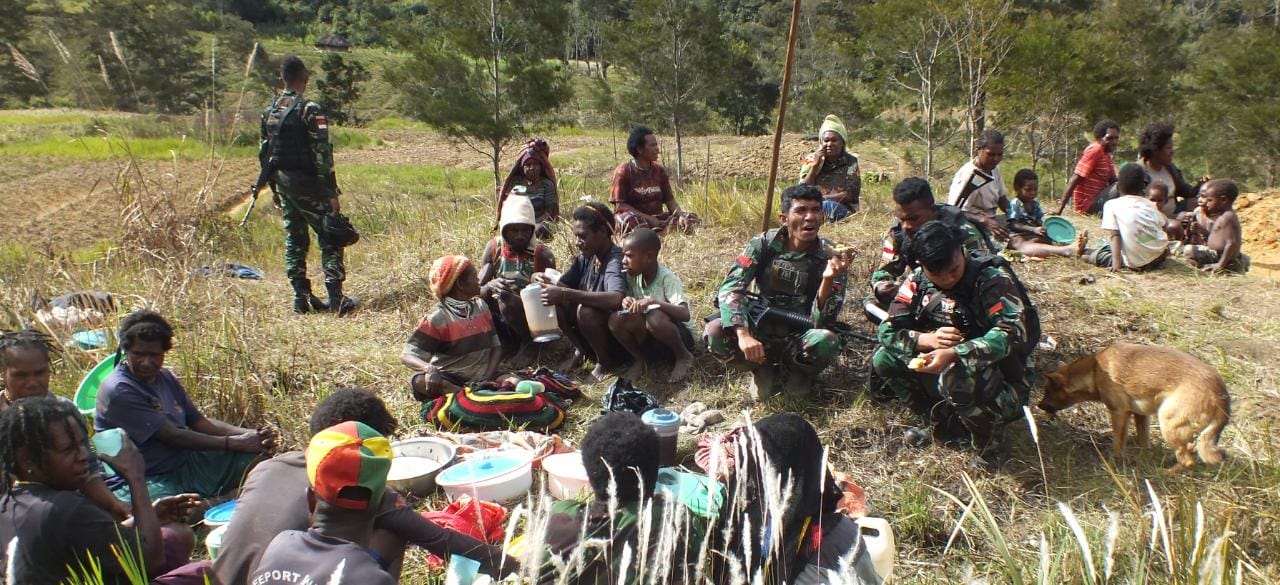 Tingkatkan harmonisasi, Satgas Yonif RK 751/VJS anjangsana ke rumah warga