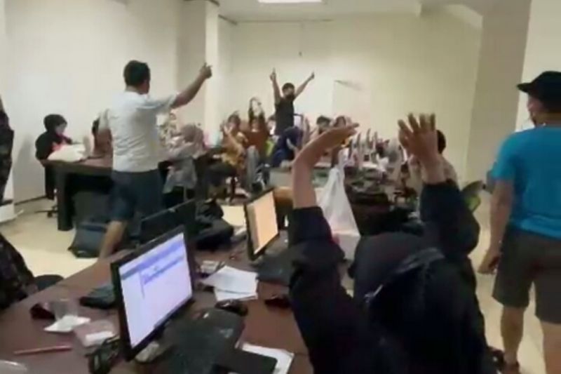 Bupati Sleman minta masyarakat waspada penawaran pinjol Ilegal Bupati Sleman minta masyarakat waspada penawaran pinjol Ilegal