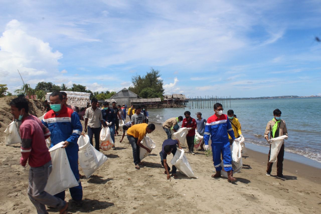 Pertamina gelar aksi bersih pantai dan tanam pohon di Aceh Utara