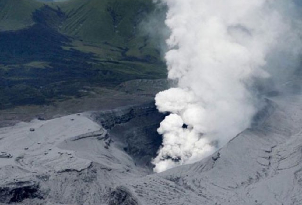 Gunung Aso Jepang meletus, tingkat siaga dinaikkan