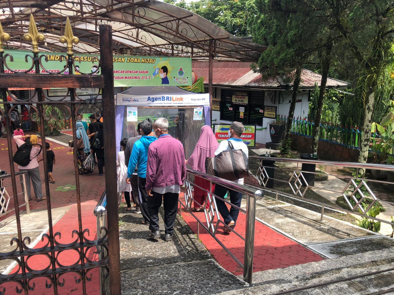 Terapkan prokes ketat, Taman Kyai Langgeng ramai dikunjungi wisatawan Terapkan prokes ketat, Taman Kyai Langgeng ramai dikunjungi wisatawan