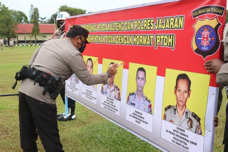 Lima polisi Polda Kalimantan Tengah dipecat dengan tidak hormat Lima polisi Polda Kalimantan Tengah dipecat dengan tidak hormat