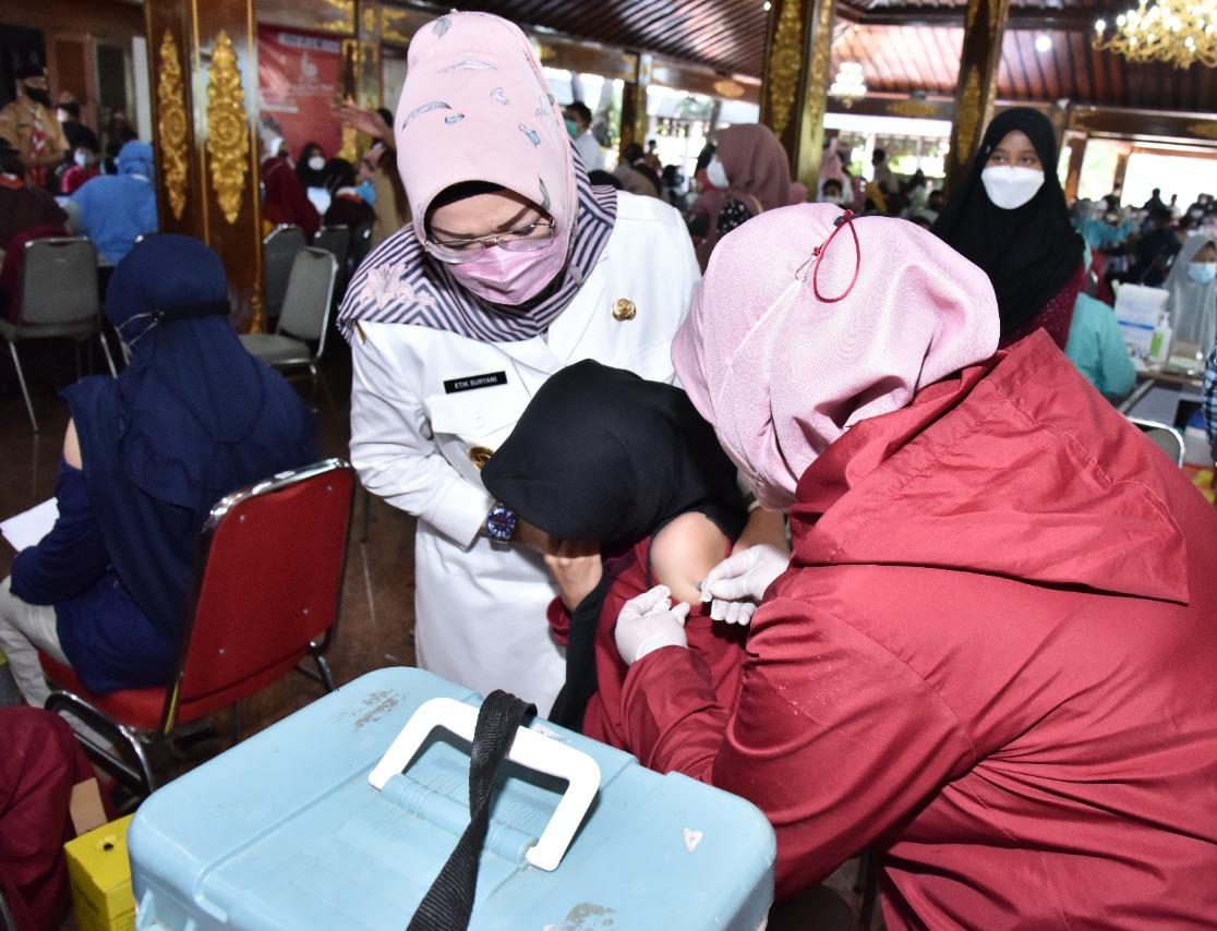 Pemkab Sukoharjo mulai layani vaksinasi Covid-19 warga luar daerah Pemkab Sukoharjo mulai layani vaksinasi Covid-19 warga luar daerah