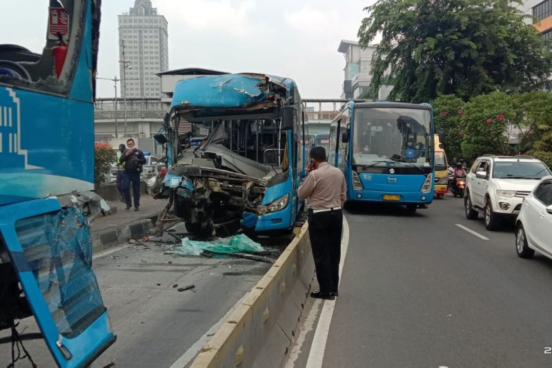 Tabrakan dua bus TransJakarta di Cawang menewaskan satu penumpang Tabrakan dua bus TransJakarta di Cawang menewaskan satu penumpang