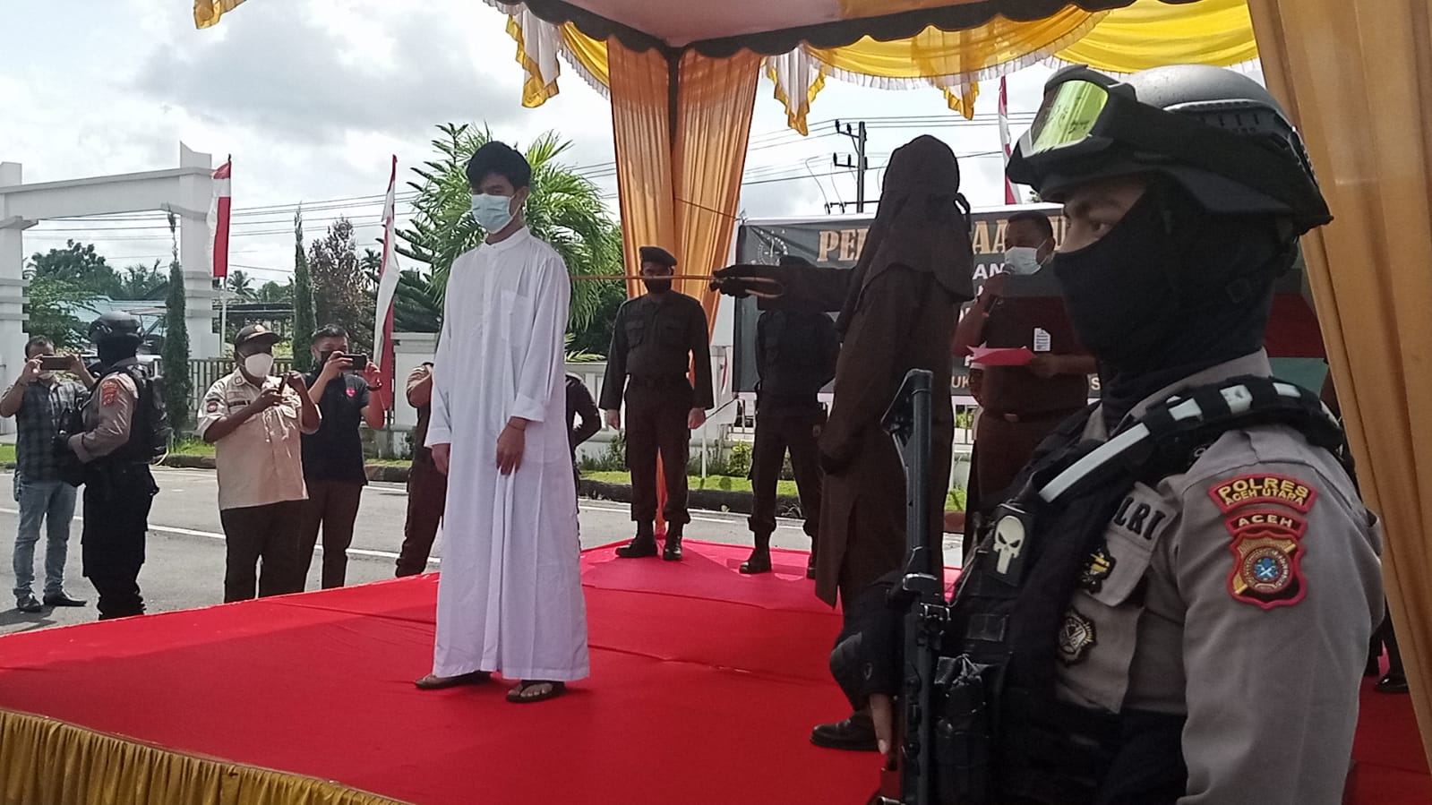 Kejari Aceh Utara hukum cambuk dua terpidana penjual Chip Higgs Domino Kejari Aceh Utara hukum cambuk dua terpidana penjual Chip Higgs Domino