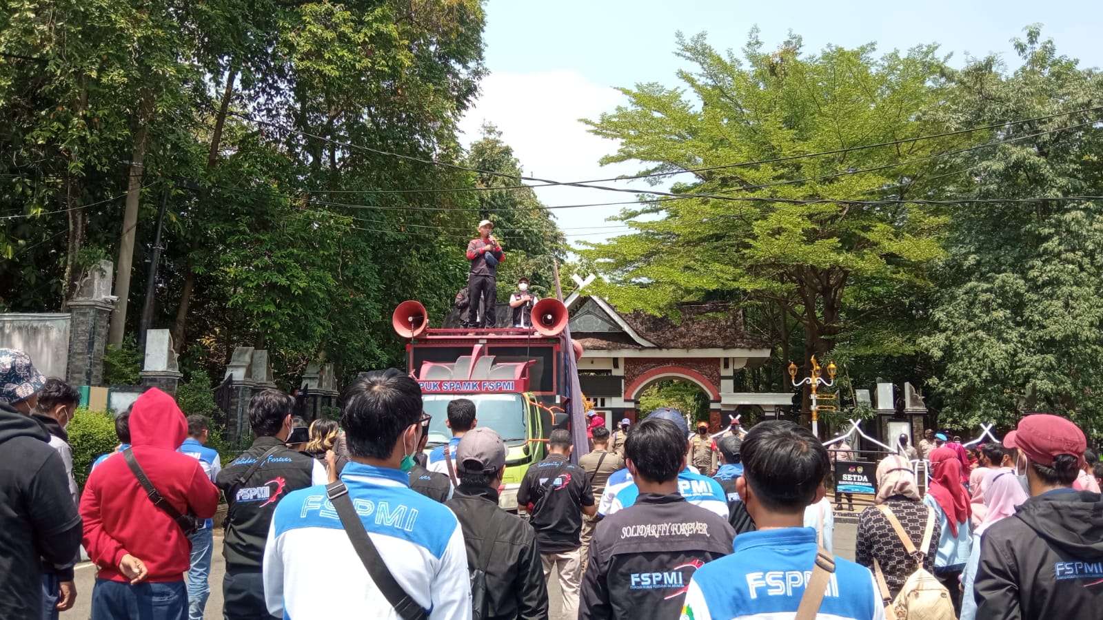 Ratusan buruh FSPMI aksi tuntut kenaikan UMK 2022