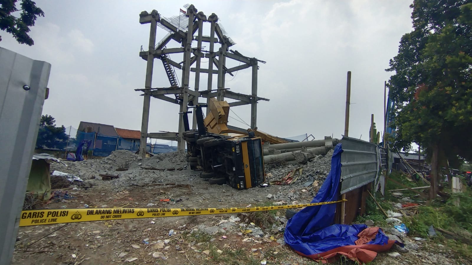 Korban terjebak reruntuhan beton roboh crane berhasil diselamatkan Korban terjebak reruntuhan beton roboh crane berhasil diselamatkan