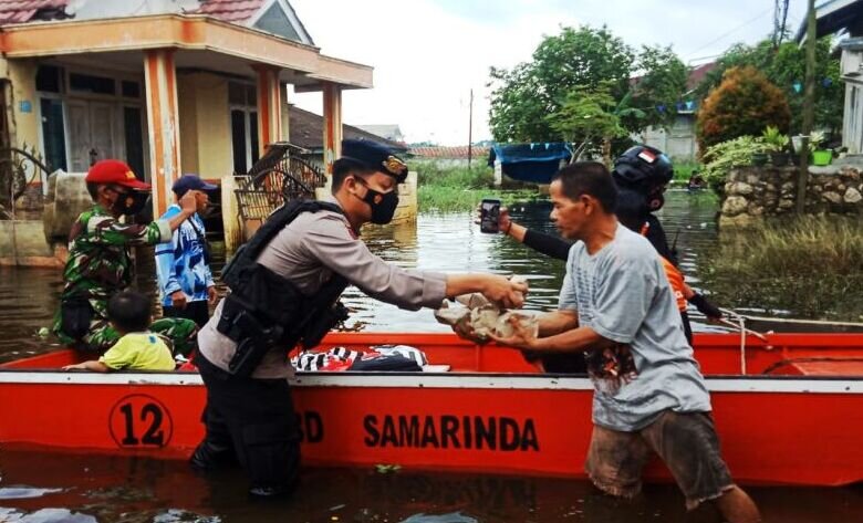 Polresta Samarinda lakukan patroli kemanusiaan di wilayah banjir