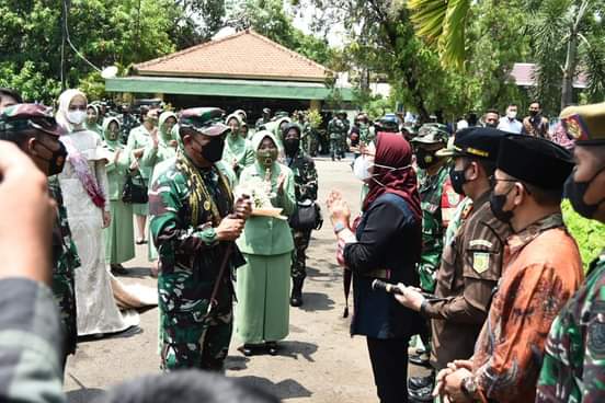 Tinjau vaksinasi Covid-19, Pangdam III/Siliwangi apresiasi inovasi Pemkab Indramayu