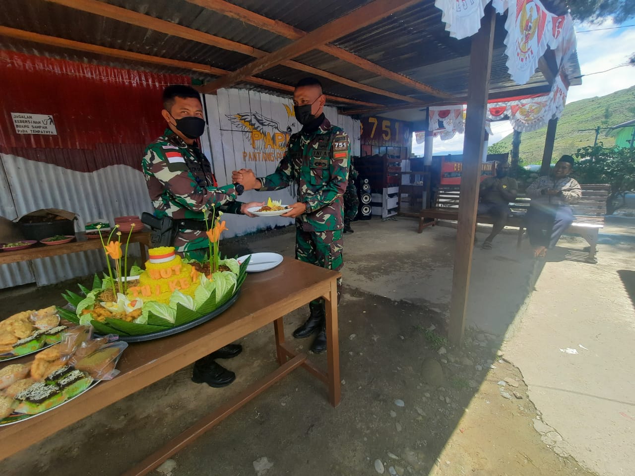 Satgas Pamrahwan Yonif RK 751/VJS bersama masyarakat rayakan HUT ke 76 TNI