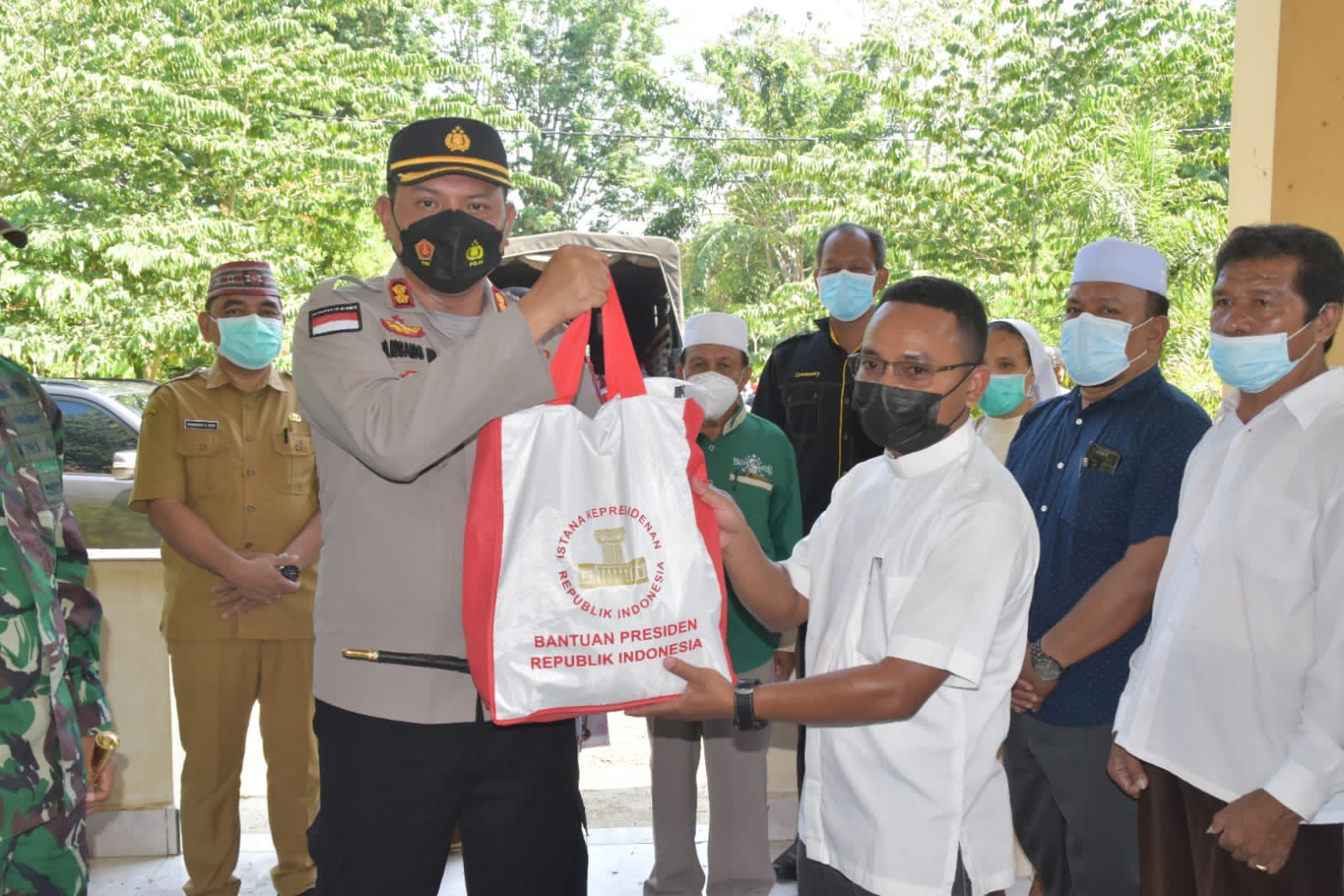 Kapolres Manggarai Barat bersama Forkopimda serahkan bantuan Presiden RI melalui tokoh agama