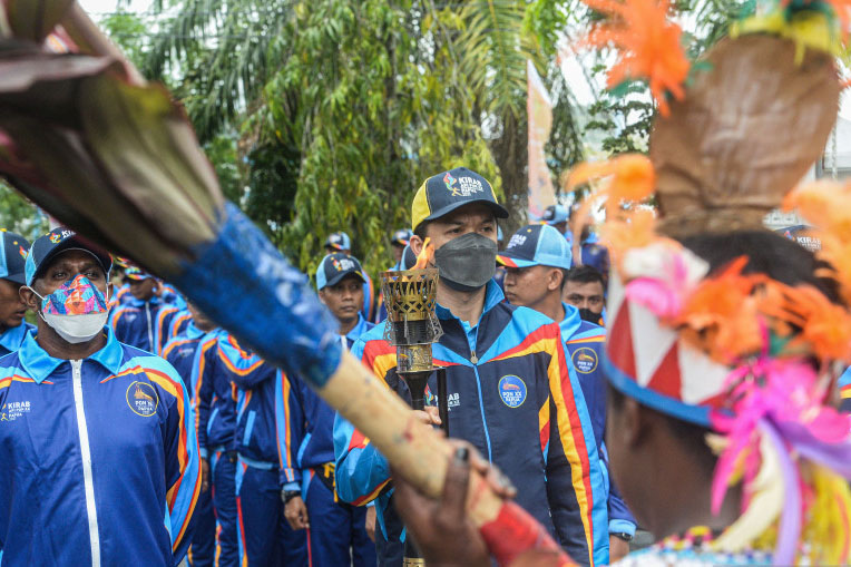 PON Papua - Tiga atlet legendaris antar api PON ke kota Jayapura PON Papua - Tiga atlet legendaris antar api PON ke kota Jayapura