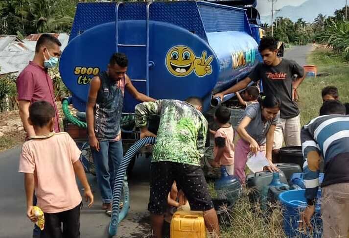Biddokes Polda NTT salurkan air bersih dan sembako untuk masyarakat Biddokes Polda NTT salurkan air bersih dan sembako untuk masyarakatÂ