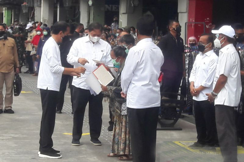 Presiden Jokowi resmikan program bantuan tunai untuk PKL