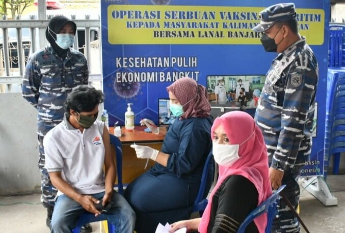 Warga pesisir Kuin Cerucuk jadi sasaran serbuan vaksinasi maritim Lanal Banjarmasin Warga pesisir Kuin Cerucuk jadi sasaran serbuan vaksinasi maritim Lanal Banjarmasin