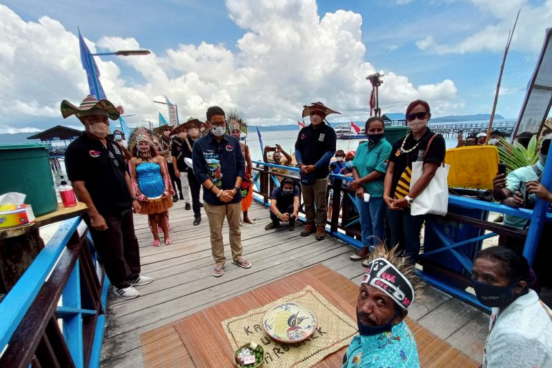Menparekraf disambut dengan prosesi Mansorandak di Raja Ampat