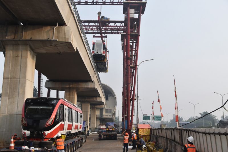 Rangkaian kereta LRT Jabodebek masuk lintasan untuk uji beban Rangkaian kereta LRT Jabodebek masuk lintasan untuk uji beban