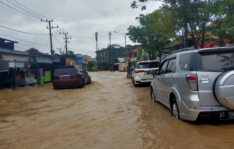 Banjir menggenangi ruas jalan dan rumah di Samarinda