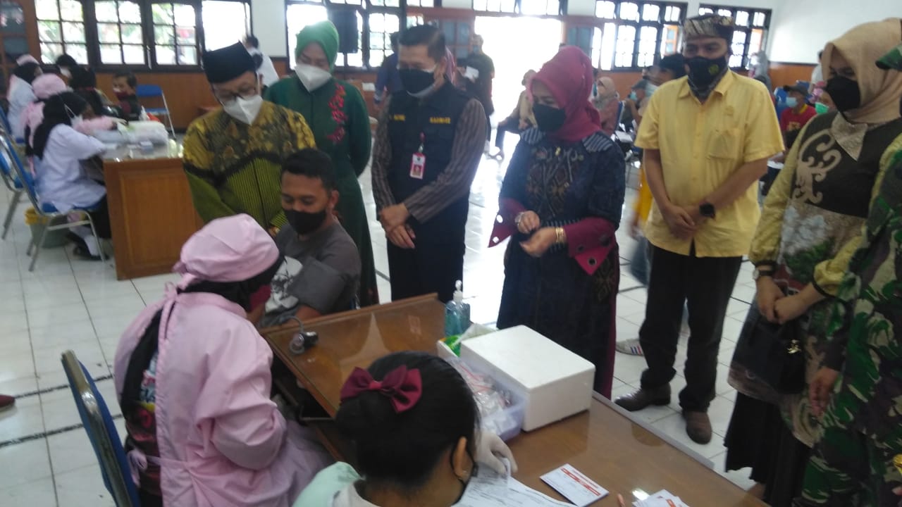 Vaksinasi berbasis kampus digencarkan Vaksinasi berbasis kampus digencarkan