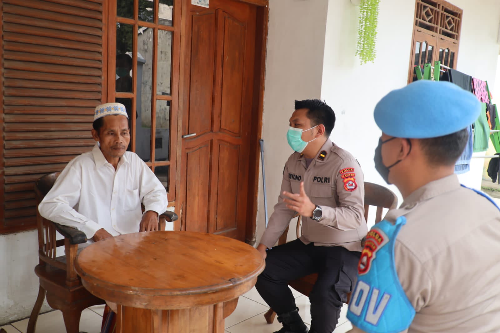 Tim kesehatan Polda Banten kunjungi rumah korban aksi unjuk rasa di Kabupaten Tangerang Tim kesehatan Polda Banten kunjungi rumah korban aksi unjuk rasa di Kabupaten Tangerang