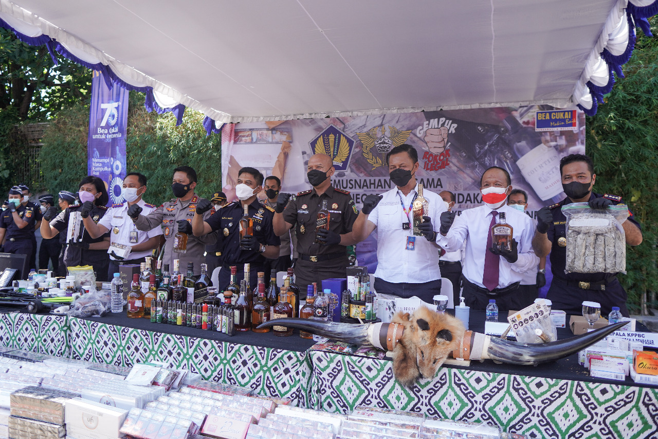 Bea Cukai Bali musnahkan ribuan barang ilegal Bea Cukai Bali musnahkan ribuan barang ilegal