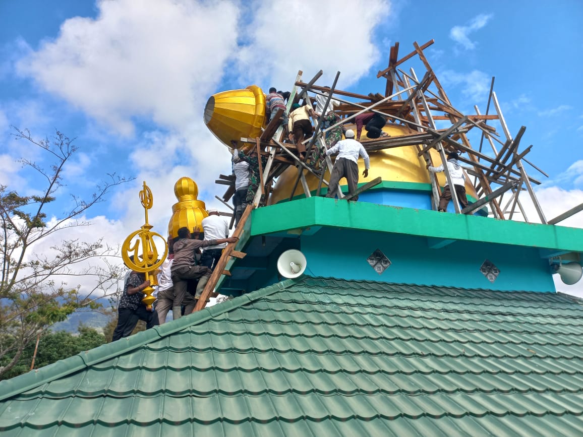 Satgas Pamrahwan Yonif RK 751/VJS bersama masyarakat pasang kubah masjid