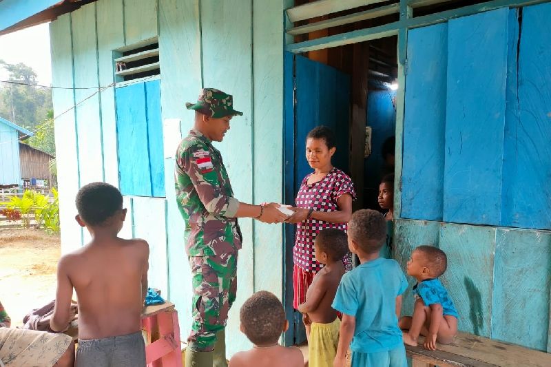 Satgas TNI bagikan sembako ke rumah warga perbatasan RI-PNG