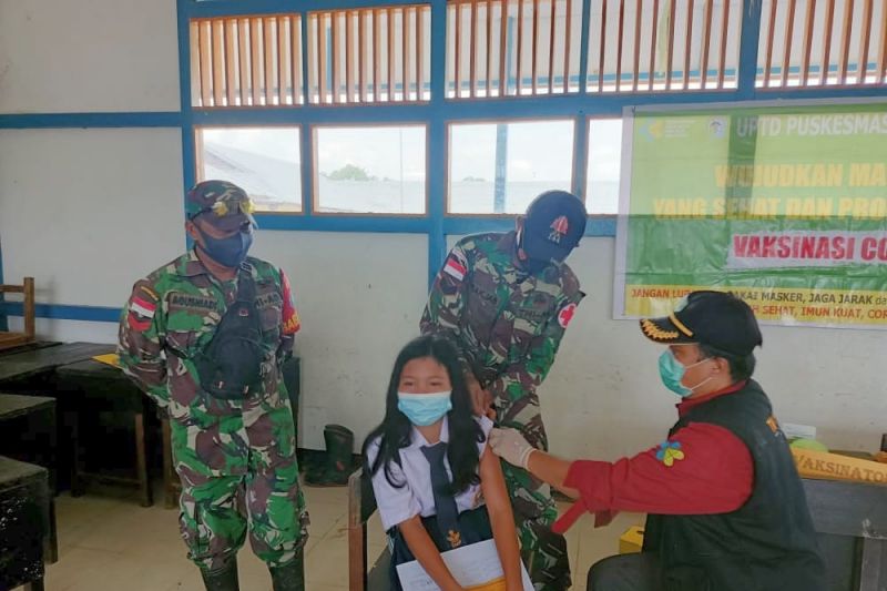 TNI-Puskesmas gelar vaksinasi pelajar di perbatasan RI-Malaysia TNI-Puskesmas gelar vaksinasi pelajar di perbatasan RI-Malaysia