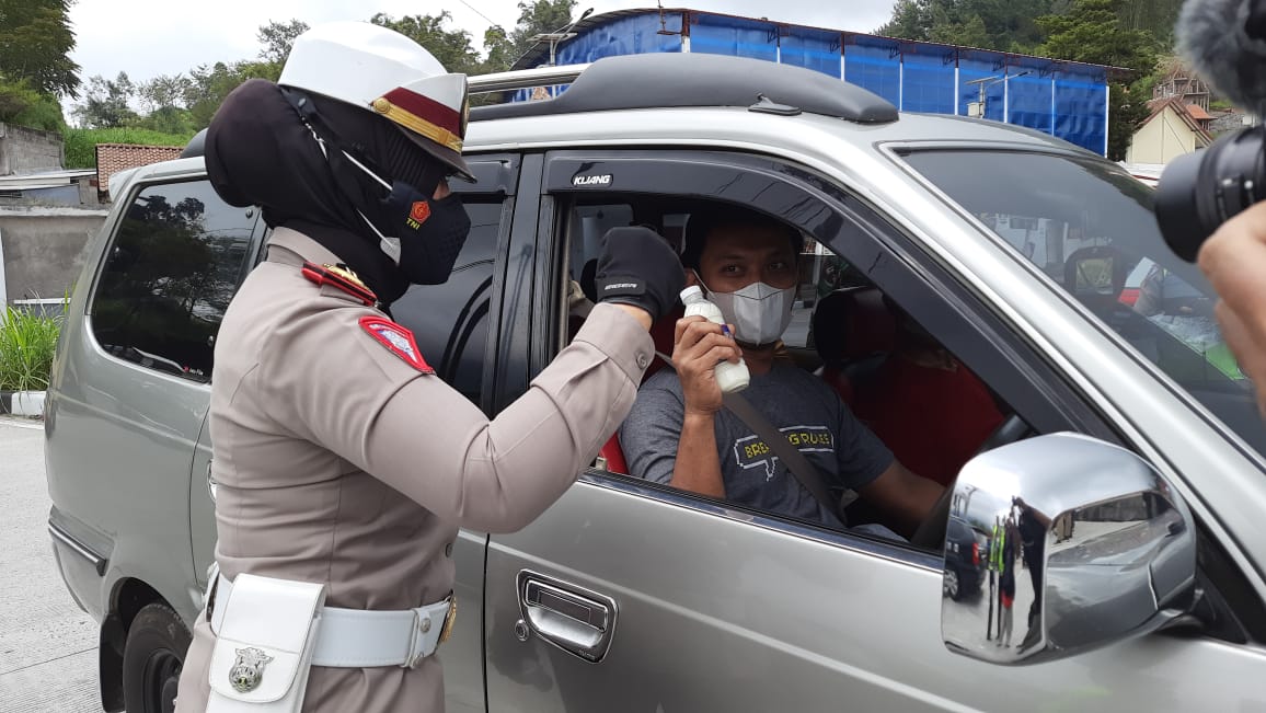 Peringati Sumpah Pemuda, polisi dan mahasiswa bagi-bagi susu segar Peringati Sumpah Pemuda, polisi dan mahasiswa bagi-bagi susu segar