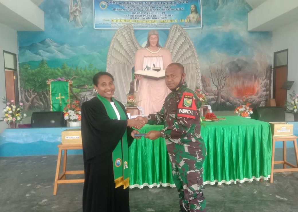 Laksanakan Ibadah Minggu, Satgas Yonif RK 751/VJS berikan bantuan Alkitab