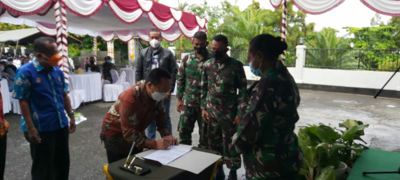 Kodim 1701/Jayapura beri bantuan tunai kepada PKL dan warung Kodim 1701/Jayapura beri bantuan tunai kepada PKL dan warung