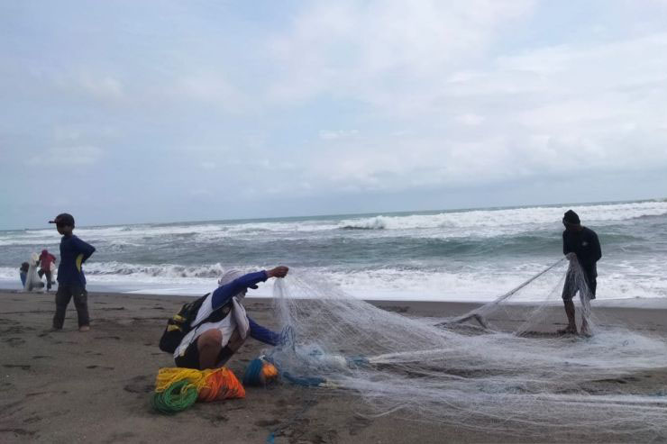 Nelayan pinggiran raup untung selama perubahan musim Nelayan pinggiran raup untung selama perubahan musim