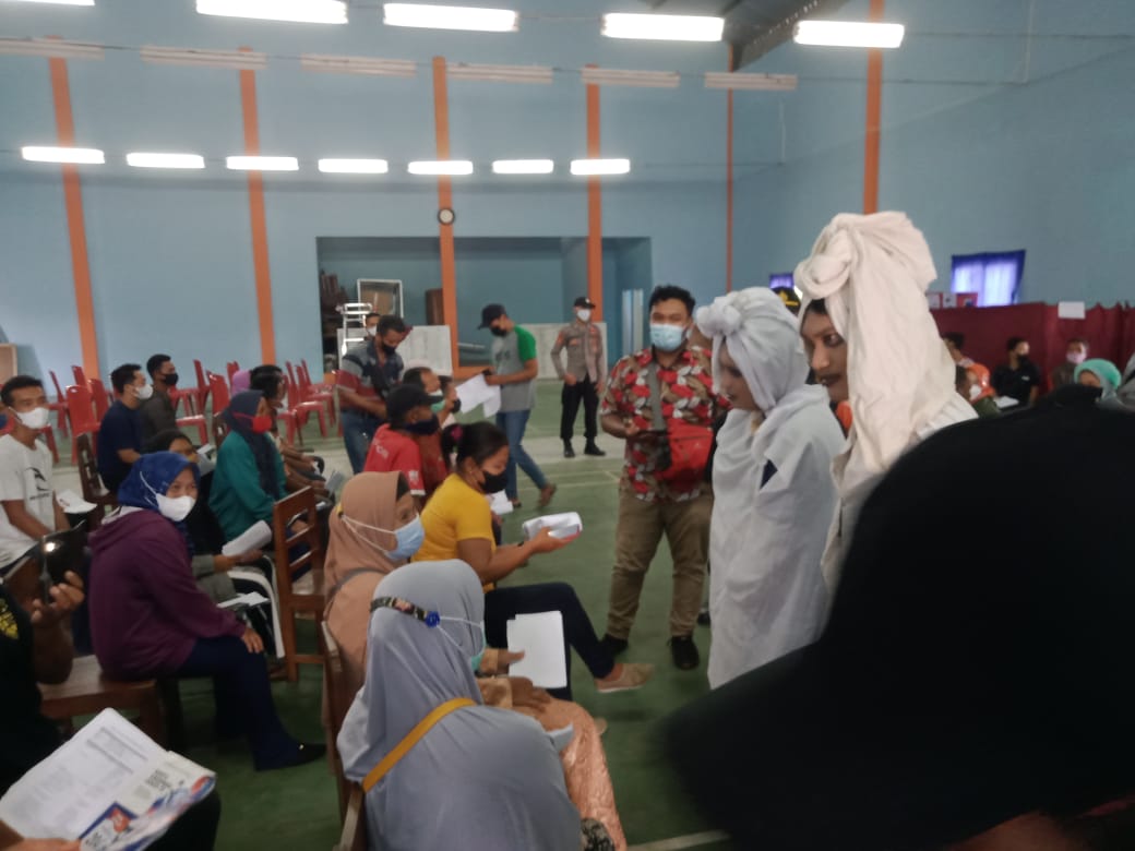 Upaya edukasi warga agar segera vaksin, dua pemuda desa jadi pocong Upaya edukasi warga agar segera vaksin, dua pemuda desa jadi pocong