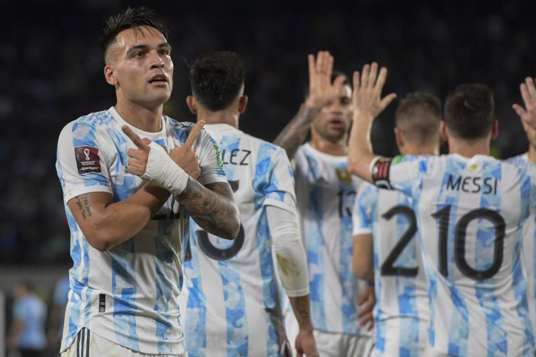 Argentina bungkam Uruguay 3-0 Argentina bungkam Uruguay 3-0