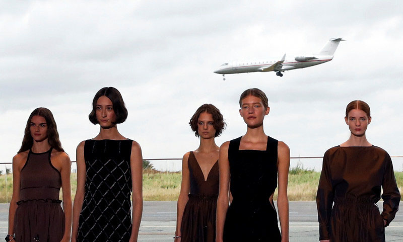Hermes buat catwalk Paris Fashion Week di hanggar bandara Hermes buat catwalk Paris Fashion Week di hanggar bandara