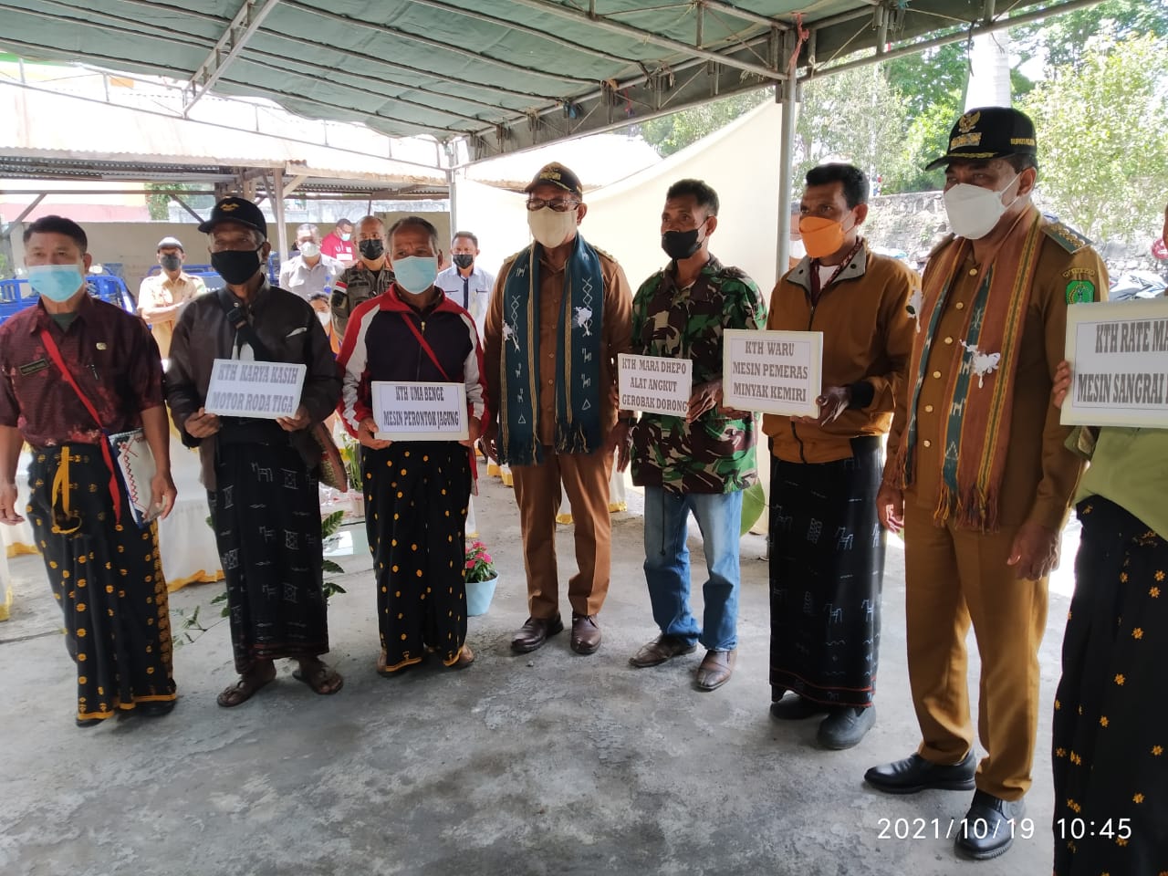 Wagub NTT serahkan bantuan bagi Kelompok Tani Hutan (KTH) di Kabupaten Ngada Wagub NTT serahkan bantuan bagi Kelompok Tani Hutan (KTH) di Kabupaten Ngada
