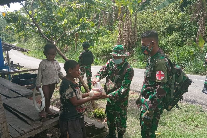 Satgas TNI bagikan sembako untuk warga di perbatasan RI-PNG