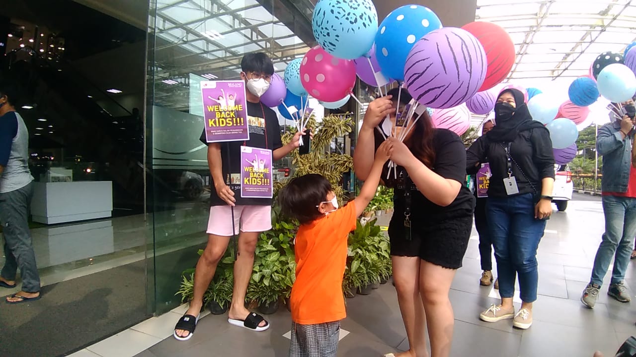 Orang tua dan pengelola mall antusias menyambut anak-anak masuk mall Orang tua dan pengelola mall antusias menyambut anak-anak masuk mall