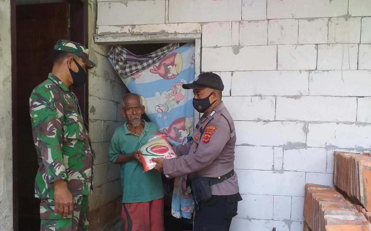 Bantuan 25 Polresta Cirebon menyasar warga terdampak PPKM Bantuan 25 Polresta Cirebon menyasar warga terdampak PPKM