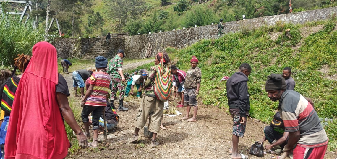 Bersama masyarakat, Satgas Yonif RK 751/VJS bersihkan jalan dan kantor desa di Distrik Kubu