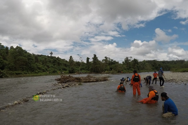 Tim SAR Ambon belum temukan satu warga hanyut di sungai Tim SAR Ambon belum temukan satu warga hanyut di sungai
