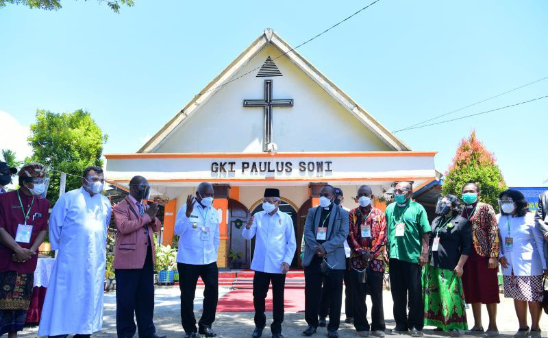 Wapres Maruf Amin beri bantuan kepada gereja di Papua Barat Wapres Maruf Amin beri bantuan kepada gereja di Papua Barat