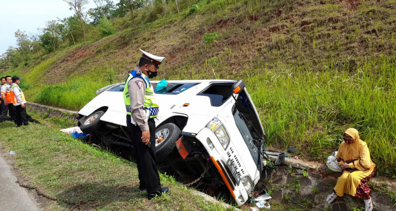 Minibus alami kecelakaan di Tol Cipali, 1 meninggal, belasan luka-luka Minibus alami kecelakaan di Tol Cipali, 1 meninggal, belasan luka-luka