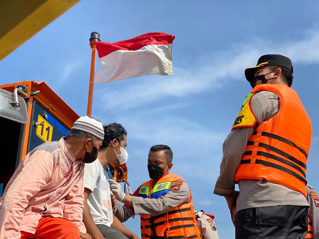 Patroli di Rawa Pening, Polres Semarang kejar nelayan yang tidak mau vaksin Patroli di Rawa Pening, Polres Semarang kejar nelayan yang tidak mau vaksin