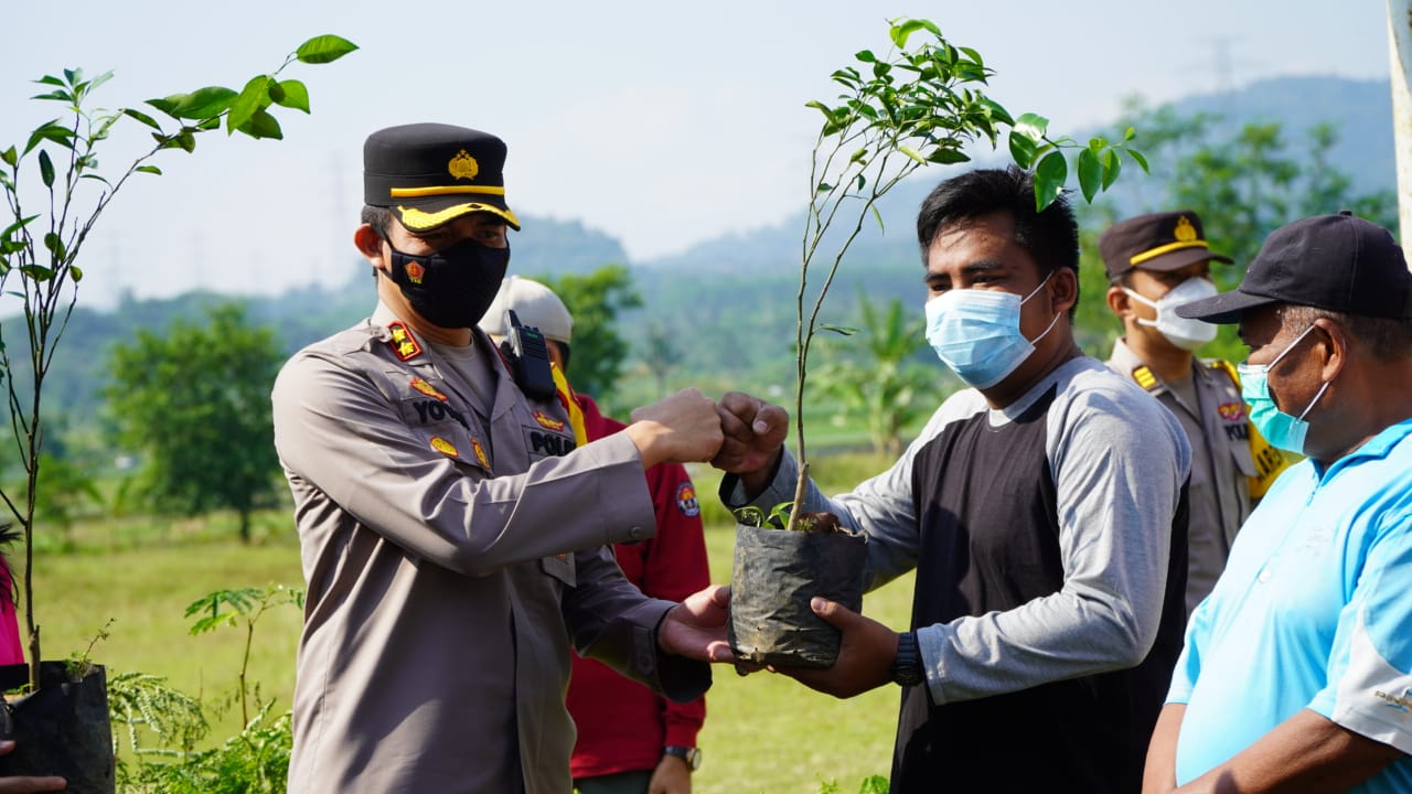 Menjaga lingkungan Polres Semarang tanam pohon Menjaga lingkungan Polres Semarang tanam pohon