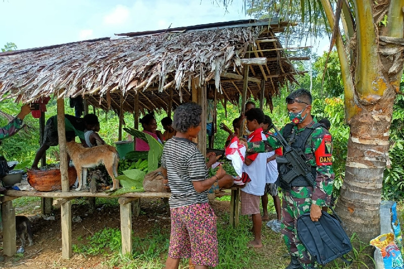Satgas TNI bagikan baju merah putih untuk warga perbatasan RI-PNG Satgas TNI bagikan baju merah putih untuk warga perbatasan RI-PNG