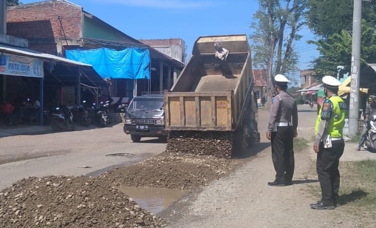 Rawan kecelakaan, Personel Lalulintas timbun jalan berlubang Rawan kecelakaan, Personel Lalulintas timbun jalan berlubang